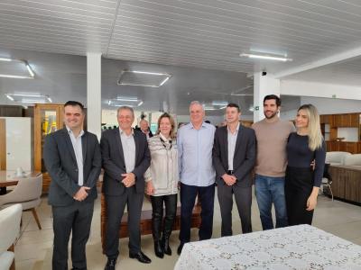 FamÃ­lia Giacobo celebra os 50 anos da Dimagil com bÃªnÃ§Ã£o e homenagem aos colaboradores
